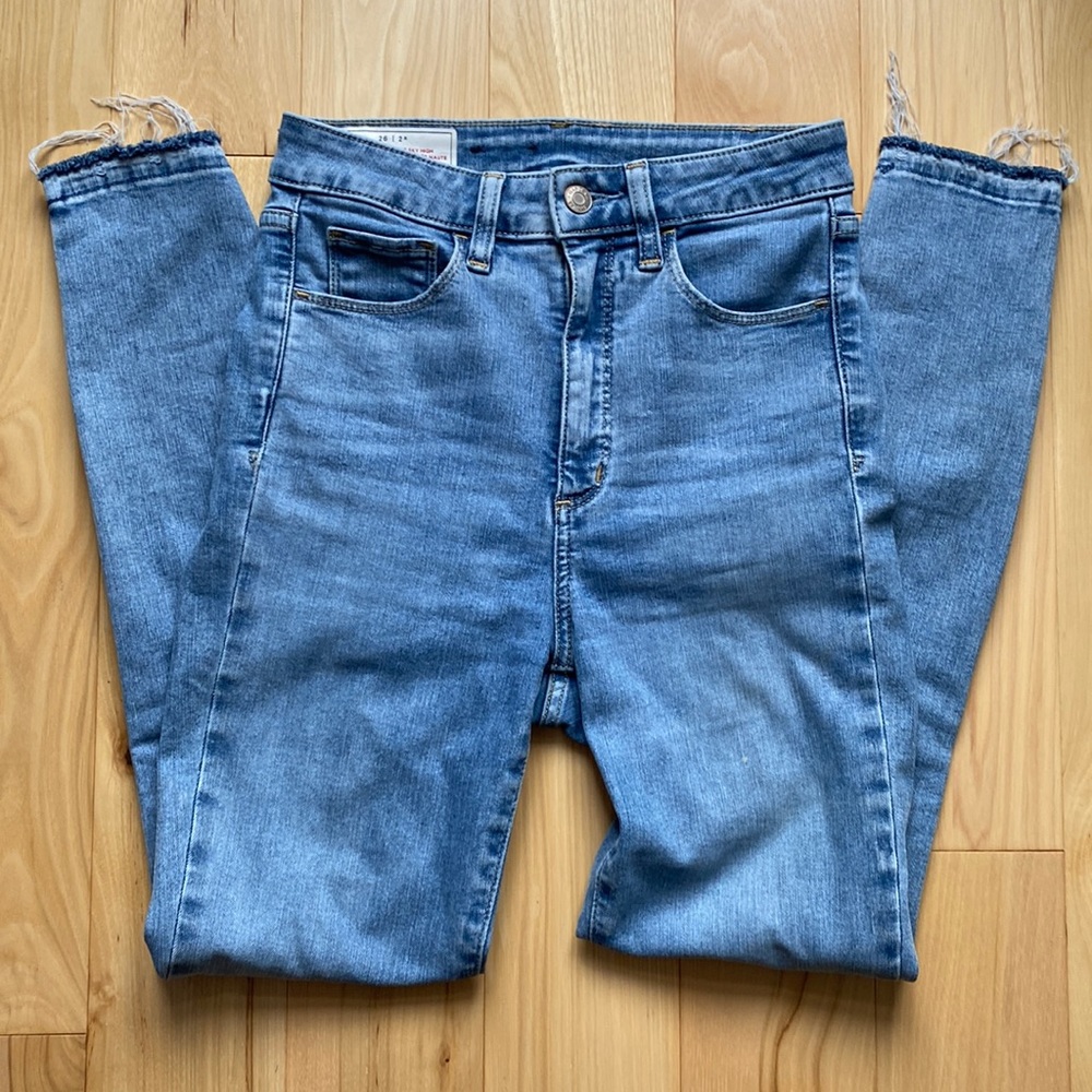 Perfect condition GAP high rise skinny jeans in classic blue. womens size 26/ 2R
